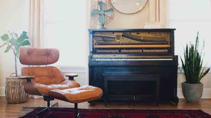 How to decorate a room around a piano